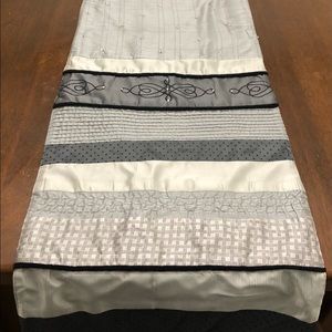 Holiday runner with beads